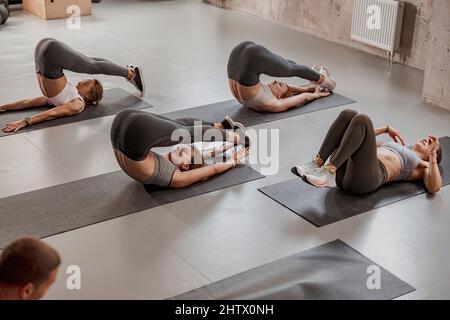 Junge Muskelsportler trainieren im Fitnessstudio Stockfoto
