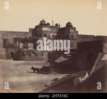 Kunst inspiriert von Fort Agra, The Delhi Gate, 1850s, Albumensilberdruck aus Papiernegativ, Bild: 38,6 x 44,5 cm (15 3/16 x 17 1/2 in.), Fotografien, John Murray (British, Blackhouse, Aberdeenshire, Schottland 1809–1898 Sheringham, Norfolk County, England, Klassische Werke, die von Artotop mit einem Schuss Moderne modernisiert wurden. Formen, Farbe und Wert, auffällige visuelle Wirkung auf Kunst. Emotionen durch Freiheit von Kunstwerken auf zeitgemäße Weise. Eine zeitlose Botschaft, die eine wild kreative neue Richtung verfolgt. Künstler, die sich dem digitalen Medium zuwenden und die Artotop NFT erschaffen Stockfoto