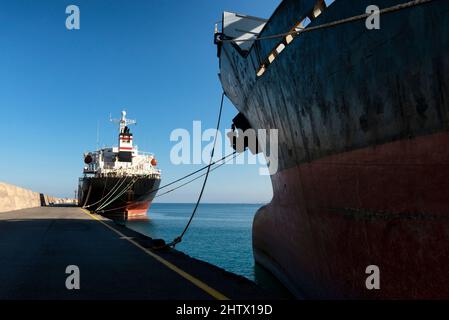 Große Schiffe vertäuten am Hafen Stockfoto