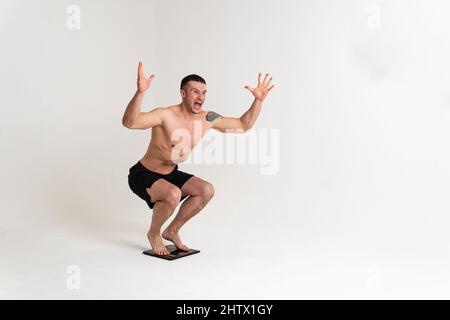 Mann mit Gewichten Gesundheit erwogen, Gesundheit und Sport auf einem weißen Hintergrund Muskel, Mann Medizin, Mensch chronisch. Lendenwirbelkrankheit, Problem leiden Stockfoto