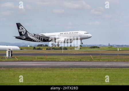 Flugzeug von Air New Zealand am Montag, den 28. Februar 2022, am Flughafen Auckland, Neuseeland. Stockfoto