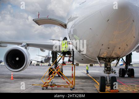 Qantas A330 Airbus am Montag, den 28. Februar 2022, am Flughafen Auckland, Neuseeland. Stockfoto