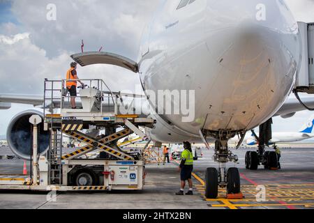 Qantas A330 Airbus am Montag, den 28. Februar 2022, am Flughafen Auckland, Neuseeland. Stockfoto