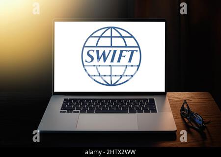 SWIFT-Logo auf dem Laptop-Bildschirm Stockfoto