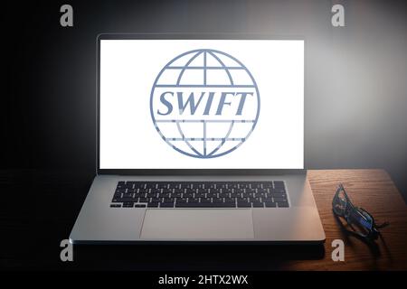 SWIFT-Logo auf dem Laptop-Bildschirm Stockfoto