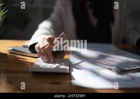 Verwaltung und Analyse von Big Data im privaten Besprechungsraum. Business Finance-Konzept. Stockfoto