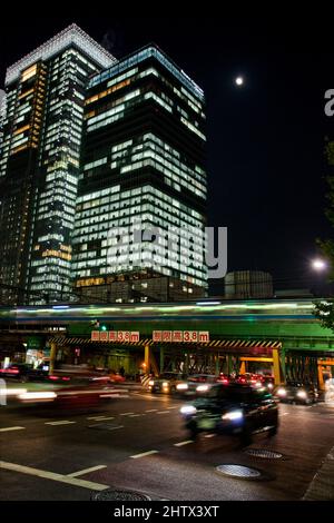 Verkehrsunschärfe und vorbeifahrende Train Evening MarunouchiTokyo Japan Stockfoto