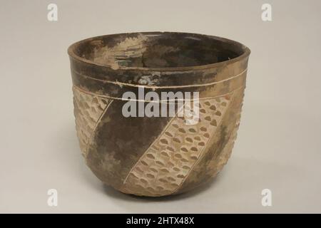 Kunst inspiriert von Bowl, 9.–2. Jahrhundert v. Chr. (?), Mexiko, Mesoamerika, Veracruz, Veracruz (?), Keramik, Höhe: 4 3/4in. (12,1cm), Keramik-Behälter, Klassisches Werk, modernisiert von Artotop mit einem Schuss Moderne. Formen, Farbe und Wert, auffällige visuelle Wirkung auf Kunst. Emotionen durch Freiheit von Kunstwerken auf zeitgemäße Weise. Eine zeitlose Botschaft, die eine wild kreative neue Richtung verfolgt. Künstler, die sich dem digitalen Medium zuwenden und die Artotop NFT erschaffen Stockfoto