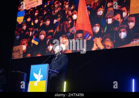 Am 2.. März versammelten sich 2022 45.000 Menschen am Königsplatz in München, um gegen die russische Invasion in der Ukraine zu protestieren und ihre Solidarität mit dem ukrainischen Volk zu zeigen. Die Kundgebung wurde von der SPD organisiert und alle demokratischen Parteien schlossen sich ihr an. Der Generalkonsul der Ukraine Yarmilko Yuriy spricht (Foto: Alexander Pohl/Sipa USA) Stockfoto