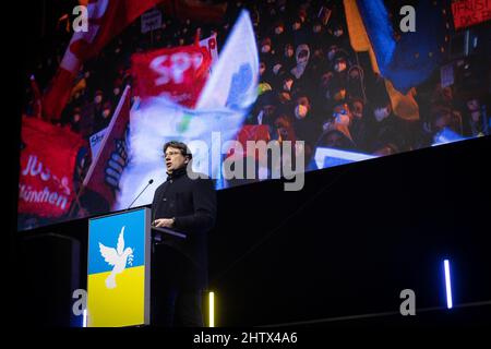 Am 2.. März versammelten sich 2022 45.000 Menschen am Königsplatz in München, um gegen die russische Invasion in der Ukraine zu protestieren und ihre Solidarität mit dem ukrainischen Volk zu zeigen. Die Kundgebung wurde von der SPD organisiert und alle demokratischen Parteien schlossen sich ihr an. Der Vorsitzende der BayernSPD Florian von Brunn spricht. (Foto von Alexander Pohl/Sipa USA) Stockfoto