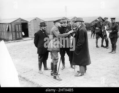 Foto der britische Minister für Munition, Herr Lloyd George (rechts), General Sir Douglas Haig (zweiter von links), General Joffre (dritter von links) und der französische Staatssekretär für Munition, Albert Thomas (links) an der 14. Armee Hauptquartier in Méaulte, Frankreich. Stockfoto