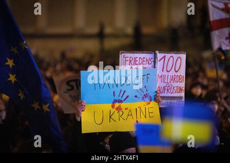 Am 2.. März versammelten sich 2022 45.000 Menschen am Königsplatz in München, um gegen die russische Invasion in der Ukraine zu protestieren und ihre Solidarität mit dem ukrainischen Volk zu zeigen. Die Kundgebung wurde von der SPD organisiert und alle demokratischen Parteien schlossen sich ihr an. Plakat: Hände weg von der Ukraine (Foto: Alexander Pohl/Sipa USA) Stockfoto