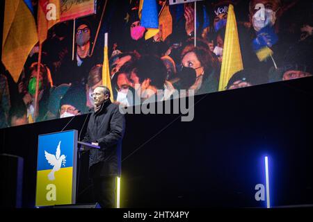 Am 2.. März versammelten sich 2022 45.000 Menschen am Königsplatz in München, um gegen die russische Invasion in der Ukraine zu protestieren und ihre Solidarität mit dem ukrainischen Volk zu zeigen. Die Kundgebung wurde von der SPD organisiert und alle demokratischen Parteien schlossen sich ihr an. Der Vorsitzende des DGB Bayern Bernhard Stiedl spricht. (Foto von Alexander Pohl/Sipa USA) Stockfoto