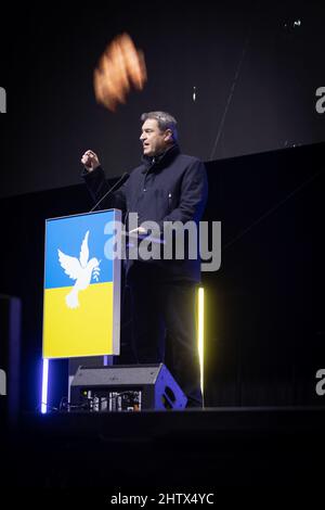 Am 2.. März versammelten sich 2022 45.000 Menschen am Königsplatz in München, um gegen die russische Invasion in der Ukraine zu protestieren und ihre Solidarität mit dem ukrainischen Volk zu zeigen. Die Kundgebung wurde von der SPD organisiert und alle demokratischen Parteien schlossen sich ihr an. Der bayerische Ministerpräsident und Leiter der CSU spricht. (Foto von Alexander Pohl/Sipa USA) Stockfoto