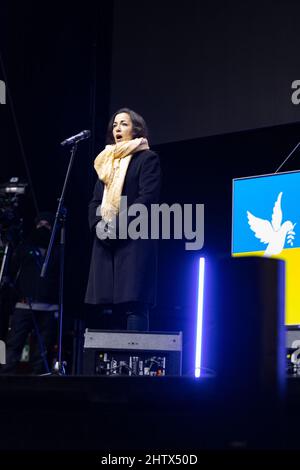 Am 2.. März versammelten sich 2022 45.000 Menschen am Königsplatz in München, um gegen die russische Invasion in der Ukraine zu protestieren und ihre Solidarität mit dem ukrainischen Volk zu zeigen. Die Kundgebung wurde von der SPD organisiert und alle demokratischen Parteien schlossen sich ihr an. (Foto von Alexander Pohl/Sipa USA) Stockfoto