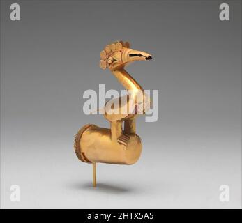 Kunst inspiriert von Bird Finial, 5.–10. Jahrhundert, Kolumbien, Zenú, Gold, H. 4 3/4 Zoll (12,1 cm), Metallornamente, die auf einer Fingerhut thronen, ziert eine Vogelfigur dieses goldene Stabfinial, ein dekoratives Element, das einst einen Holzstab gekrönt hätte. Der Schwanz des Vogels trägt ein Chevron, Classic Works modernisiert von Artotop mit einem Schuss Moderne. Formen, Farbe und Wert, auffällige visuelle Wirkung auf Kunst. Emotionen durch Freiheit von Kunstwerken auf zeitgemäße Weise. Eine zeitlose Botschaft, die eine wild kreative neue Richtung verfolgt. Künstler, die sich dem digitalen Medium zuwenden und die Artotop NFT erschaffen Stockfoto