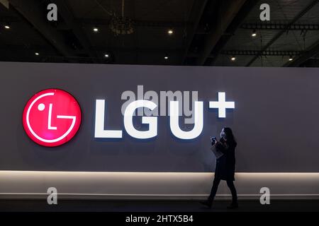 Barcelona, Spanien. 02. März 2022. Ein LG-Logo, das während des Mobile World Congress 2022 zu sehen war. Dritter Tag des Mobile World Congress 2022 in Barcelona. (Foto von Paco Freire/SOPA Images/Sipa USA) Quelle: SIPA USA/Alamy Live News Stockfoto