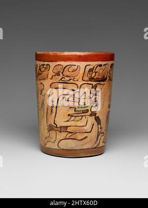 Kunst inspiriert von zylindrischen Gefäßen, 7.–8. Jahrhundert, Guatemala oder Mexiko, Mesoamerika, Maya, Keramik, Slip, Pigment, H. 5 1/4 x Durchm. 4 1/8 Zoll (13,3 x 10,5 cm), Stone-Containers, Dieses von roten Bändern umrahmte zylindrische Gefäß enthält einen Hieroglyphen-Text um den Rand und zeigt zwei von Artotop modernisierte, klassische Werke mit einem Schuss Moderne. Formen, Farbe und Wert, auffällige visuelle Wirkung auf Kunst. Emotionen durch Freiheit von Kunstwerken auf zeitgemäße Weise. Eine zeitlose Botschaft, die eine wild kreative neue Richtung verfolgt. Künstler, die sich dem digitalen Medium zuwenden und die Artotop NFT erschaffen Stockfoto