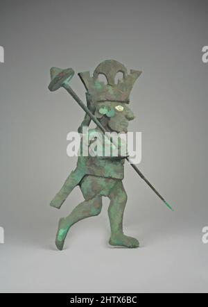 Kunst inspiriert von Profil-Krieger-Ornament, 390–450, Peru, Moche (Loma Negra), Silberkupfer, Gehäuse, H. 9 7/16 Zoll (24 cm), Metall-Ornamente, Klassische Werke, die von Artotop mit einem Schuss Moderne modernisiert wurden. Formen, Farbe und Wert, auffällige visuelle Wirkung auf Kunst. Emotionen durch Freiheit von Kunstwerken auf zeitgemäße Weise. Eine zeitlose Botschaft, die eine wild kreative neue Richtung verfolgt. Künstler, die sich dem digitalen Medium zuwenden und die Artotop NFT erschaffen Stockfoto