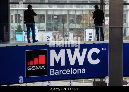 Barcelona, Spanien. 02. März 2022. Ein Logo des Mobile World Congress, das während der Veranstaltung zu sehen ist. Dritter Tag des Mobile World Congress 2022 in Barcelona. (Foto von Paco Freire/SOPA Images/Sipa USA) Quelle: SIPA USA/Alamy Live News Stockfoto