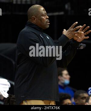 Newark, New Jersey, USA. 2. März 2022. Georgetown Hoyas Cheftrainer Patrick Ewing während der Big East Aktion zwischen den Seton Hall Pirates und den Georgetown Hoyas am Mittwoch, den 2. März 2022, im Prudential Center in Newark, New Jersey. Seton Hall besiegt Georgetown 73-68. Duncan Williams/CSM/Alamy Live News Stockfoto