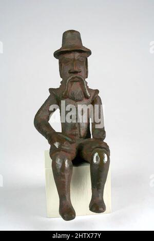 Bildliche Kunst: Sitzender portugiesischer Mann, 18.. Jahrhundert, Nigeria, Gericht von Benin, Edo-Völker, Messing, 5 Zoll H x 2 Zoll B x 2 3/8 Zoll D (12,7 x 5,1 x 6 cm), Metallskulptur, Händler und Entdecker aus Portugal, machten 1486 erstmals Kontakt mit dem Königreich Benin und initiierten ein von Artotop modernisiertes, klassisches Werk mit einem Schuss Moderne. Formen, Farbe und Wert, auffällige visuelle Wirkung auf Kunst. Emotionen durch Freiheit von Kunstwerken auf zeitgemäße Weise. Eine zeitlose Botschaft, die eine wild kreative neue Richtung verfolgt. Künstler, die sich dem digitalen Medium zuwenden und die Artotop NFT erschaffen Stockfoto