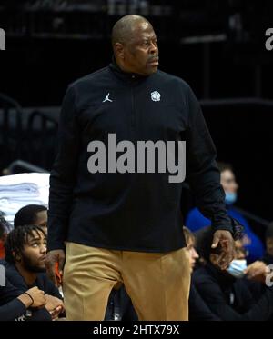 Newark, New Jersey, USA. 2. März 2022. Georgetown Hoyas Cheftrainer Patrick Ewing während der Big East Aktion zwischen den Seton Hall Pirates und den Georgetown Hoyas am Mittwoch, den 2. März 2022, im Prudential Center in Newark, New Jersey. Seton Hall besiegt Georgetown 73-68. Duncan Williams/CSM/Alamy Live News Stockfoto