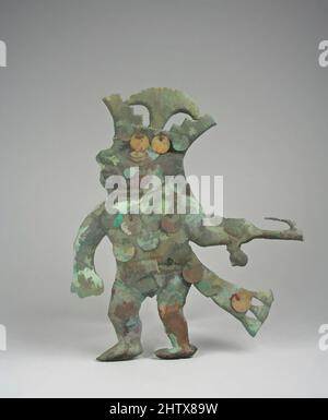Kunst inspiriert von Profil-Krieger-Ornament, 390–450, Peru, Moche (Loma Negra), vergoldetes Kupfer, Schale, türkis, H. 7 1/2 x B. 6 5/16 Zoll (19,1 x 16 cm), Metallornamente, Klassische Werke, die von Artotop mit einem Schuss Moderne modernisiert wurden. Formen, Farbe und Wert, auffällige visuelle Wirkung auf Kunst. Emotionen durch Freiheit von Kunstwerken auf zeitgemäße Weise. Eine zeitlose Botschaft, die eine wild kreative neue Richtung verfolgt. Künstler, die sich dem digitalen Medium zuwenden und die Artotop NFT erschaffen Stockfoto
