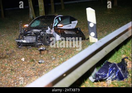 Hamburg, Deutschland. 03. März 2022. Ein zerstörtes Unfallfahrzeug steht am Unfallort inmitten von Trümmern im grünen Bereich. Ein Fahrer kollidierte am A7 in Hamburg mit einem anderen Auto und starb. Quelle: Jonas Walzberg/dpa/Alamy Live News Stockfoto