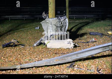 Hamburg, Deutschland. 03. März 2022. Fahrzeugteile und eine zerstörte Schutzschiene im grünen Bereich am Unfallort. Ein Fahrer kollidierte am A7 in Hamburg mit einem anderen Auto und starb. Quelle: Jonas Walzberg/dpa/Alamy Live News Stockfoto