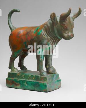 Kunst inspiriert durch stehenden Stier, ca. Mitte 1. v. Chr., Südwestarabien, Bronze, H. 8 3/4 in. (22,2 cm), Metallarbeiten-Skulptur, Mitte des ersten Jahrtausends v. Chr., Königreiche entstanden in Südarabien auf der Grundlage eines Monopols von zwei der wertvollsten Materialien der alten, klassischen Werke, die von Artotop mit einem Schuss Moderne modernisiert wurden. Formen, Farbe und Wert, auffällige visuelle Wirkung auf Kunst. Emotionen durch Freiheit von Kunstwerken auf zeitgemäße Weise. Eine zeitlose Botschaft, die eine wild kreative neue Richtung verfolgt. Künstler, die sich dem digitalen Medium zuwenden und die Artotop NFT erschaffen Stockfoto