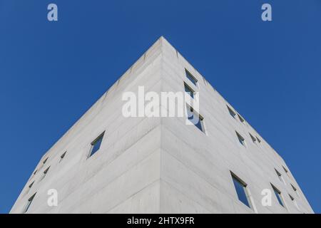 Die ikonische moderne Architektur mit Betonfassade, zufälligem Muster und Größe der quadratischen Fenster und geometrischer Form des Kastens befindet sich in der Zeche Zollverein Stockfoto