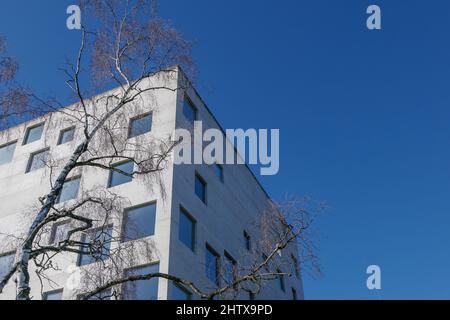 Die ikonische moderne Architektur mit Betonfassade, zufälligem Muster und Größe der quadratischen Fenster und geometrischer Form des Kastens befindet sich in der Zeche Zollverein Stockfoto