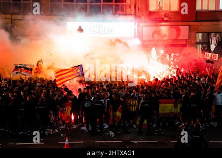 Valencia, Spanien. 02. März 2022. FC Valencia Fans vor dem Halbfinale der Copa del Rey zwischen dem FC Valencia und dem Athletic Club Bilbao im Mestalla-Stadion. Endergebnis: Valencia CF 1:0 Athletic Club Bilbao. Kredit: SOPA Images Limited/Alamy Live Nachrichten Stockfoto