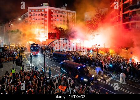 Valencia, Spanien. 02. März 2022. FC Valencia Fans vor dem Halbfinale der Copa del Rey zwischen dem FC Valencia und dem Athletic Club Bilbao im Mestalla-Stadion. Endergebnis: Valencia CF 1:0 Athletic Club Bilbao. Kredit: SOPA Images Limited/Alamy Live Nachrichten Stockfoto