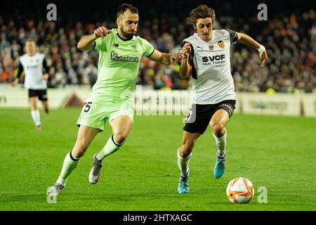 Valencia, Spanien. 02. März 2022. Bryan Gil Salvatierra (R) von Valencia CF und Inigo Lekue Martinez (L) vom Athletic Club Bilbao im Einsatz beim Halbfinale der Copa del Rey zwischen dem FC Valencia und dem Athletic Club Bilbao im Stadion Mestalla. Endergebnis: Valencia CF 1:0 Athletic Club Bilbao. Kredit: SOPA Images Limited/Alamy Live Nachrichten Stockfoto