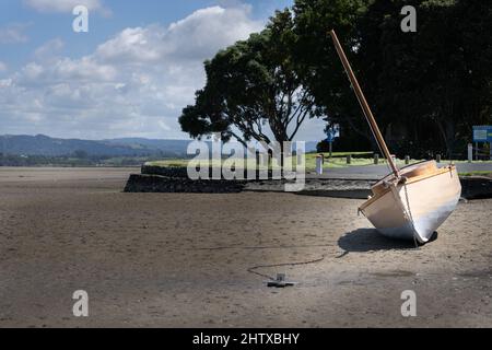 Altmodischer Segler mit Anker hoch und trocken am Strand von Matua Tauranga. Stockfoto