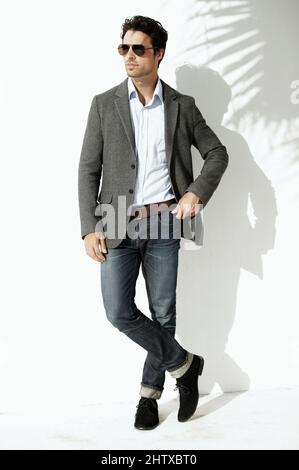 Es ist ziemlich stylisch. Aufnahme eines jungen Mannes in einem Blazer. Stockfoto