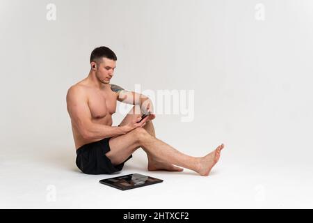 Mann mit Gewichten Gesundheit erwogen, Gesundheit und Sport auf einem weißen Hintergrund Schmerzen Muskel, Krampf kaukasischen Massage medizinische, Krankheit halten. Lendenwirbelpflege Stockfoto