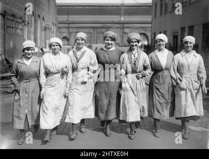 Eine Gruppe von Arbeiterinnen auf einem Schiffswerft am Fluss Clyde in Schottland während des Ersten Weltkriegs. Stockfoto