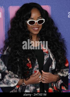 H.E.R. aka Gabriella Sarmiento Wilson nimmt am 02. März 2022 in Inglewood, Kalifornien, an den Billboard Women in Music 2022 im YouTube Theatre Teil. Foto: Crash/imageSPACE/Sipa USA Stockfoto