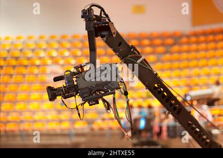 TV-Kamera auf einem Kran im Studio Stockfoto