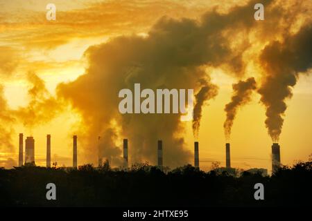 Heißer Dampf aus dem großen Kamin Stockfoto