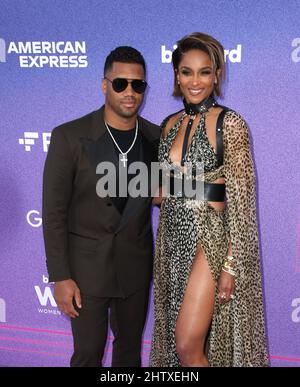 Inglewood, USA. 02. März 2022. Russell Wilson und Ciara nehmen am 02. März 2022 an der Billboard Women in Music 2022 im YouTube Theatre in Inglewood, Kalifornien, Teil. Foto: Crash/imageSPACE/Sipa USA Kredit: SIPA USA/Alamy Live News Stockfoto