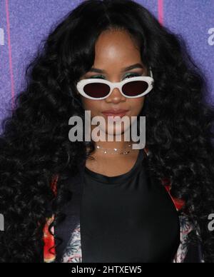 Inglewood, USA. 02. März 2022. H.E.R. aka Gabriella Sarmiento Wilson nimmt am 02. März 2022 in Inglewood, Kalifornien, an den Billboard Women in Music 2022 im YouTube Theatre Teil. Foto: Crash/imageSPACE/Sipa USA Kredit: SIPA USA/Alamy Live News Stockfoto