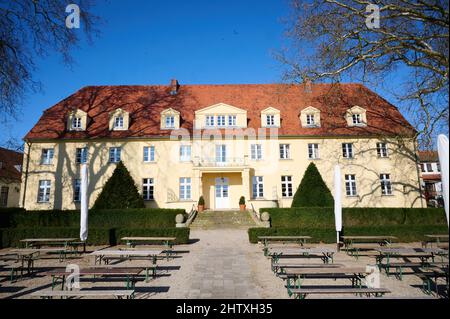 28. Februar 2022, Brandenburg, Großbeeren: Das Hauptgebäude von Schloss Diedersdorf steht in der Sonne. Der Eigentümer hat das Land Brandenburg wegen unzureichender Entschädigung während der Schließung von Corona verklagt. Der Fall wird am 03.03.2022 vor den Bundesgerichtshof gehen. Foto: Annette Riedl/dpa Stockfoto