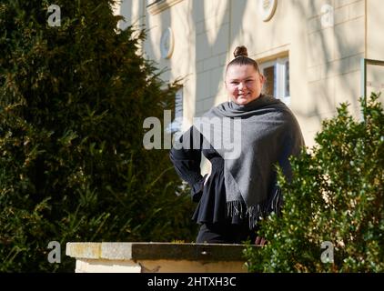 28. Februar 2022, Brandenburg, Großbeeren: Salina Worm, Geschäftsführerin von Schloss Diedersdorf, steht vor dem Biergarten des Vaterschlosses. Letzteres hat das Land Brandenburg wegen unzureichender Entschädigung während der Schließung von Corona verklagt. Der Fall geht am 03.03.2022 an den Bundesgerichtshof. Foto: Annette Riedl/dpa Stockfoto