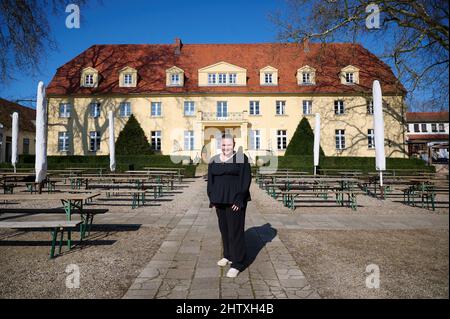 28. Februar 2022, Brandenburg, Großbeeren: Salina Worm, Geschäftsführerin von Schloss Diedersdorf, steht vor dem Schloss ihres Vaters. Er hat das Land Brandenburg wegen unzureichender Entschädigung während der Schließung von Corona verklagt. Der Fall geht am 03.03.2022 an den Bundesgerichtshof. Foto: Annette Riedl/dpa Stockfoto