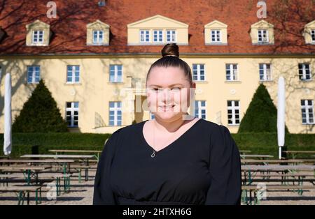 28. Februar 2022, Brandenburg, Großbeeren: Salina Worm, Geschäftsführerin von Schloss Diedersdorf, steht vor dem Schloss ihres Vaters. Er hat das Land Brandenburg wegen unzureichender Entschädigung während der Schließung von Corona verklagt. Der Fall geht am 03.03.2022 an den Bundesgerichtshof. Foto: Annette Riedl/dpa Stockfoto