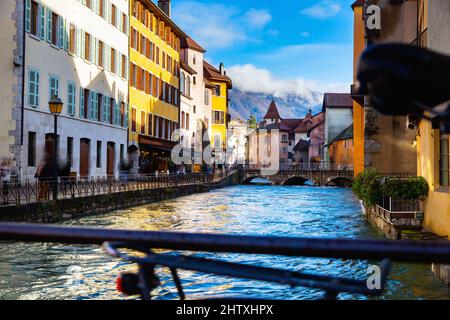 Quay und Wohngebäude entlang des Flusses Thiou, Annecy, Frankreich Stockfoto